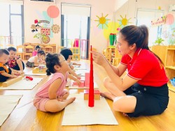 Tiết học Montessori : 𝐁𝐚̀𝐢 𝐡𝐨̣𝐜 𝐧𝐠𝐨̂𝐧 𝐧𝐠𝐮̛̃ 𝐃𝐚̀𝐢 - 𝐍𝐠𝐚̆́𝐧