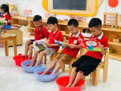 BÉ TRẢI NGHIỆM LÀM SPA :)